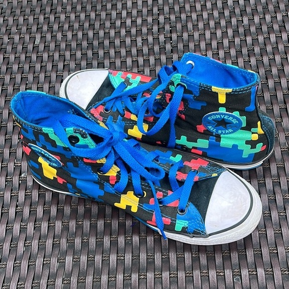 Converse Other - CONVERSE HIGH TOP colorful pixel like design / puzzle size 6 juniors blue laces